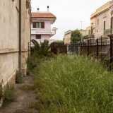 Scegliamo cos� di usare l'accesso secondario situato in via Sterlacci, che troviamo aperto sul lato destro della struttura, ritrovandoci in una selva di sterpaglie alte un metro che dominano il vecchio giardino giardino
